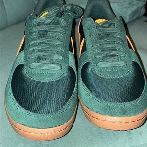 Nike Men's Dark Green and Orange Sneakers